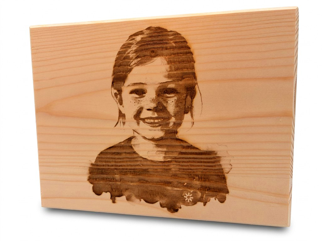 Portret gegraveerd in een plank van herboren hout