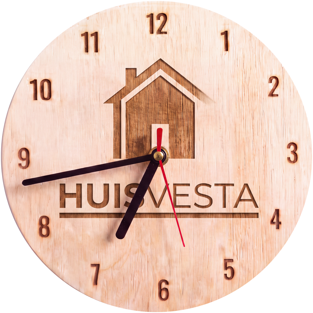 Houten klok met gegraveerd Huis Vesta-logo