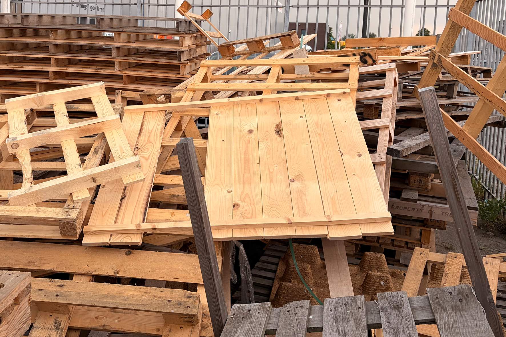 Afgedankte houten pallets bij een goederenontvangst